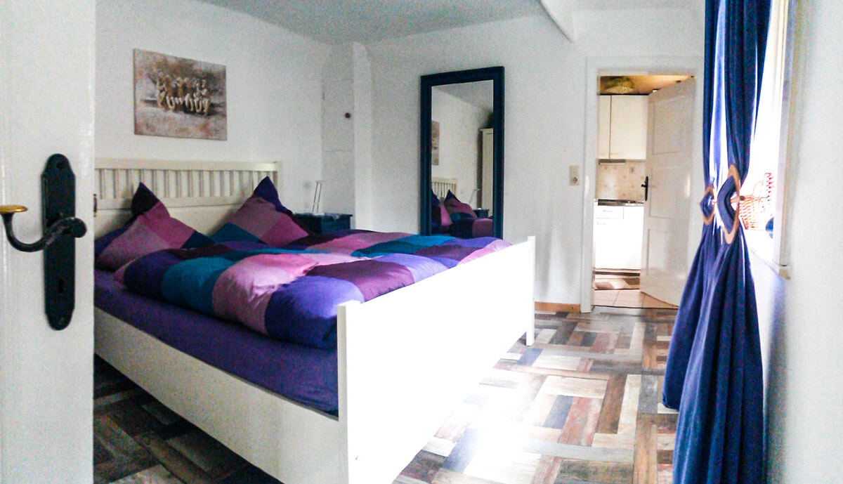 Schlafzimmer des Ferienhauses mit Doppelbett