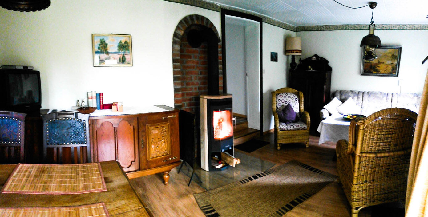 Wohnzimmer des Ferienhauses mit Kaminofen und Fernseher
