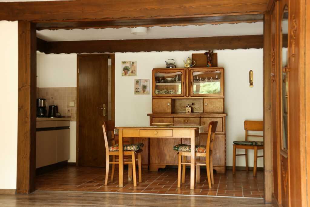 Essbereich der Ferienwohnung mit Anrichte