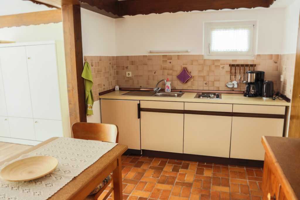 Separate Küche der Ferienwohnung mit Herd und Kühlschrank