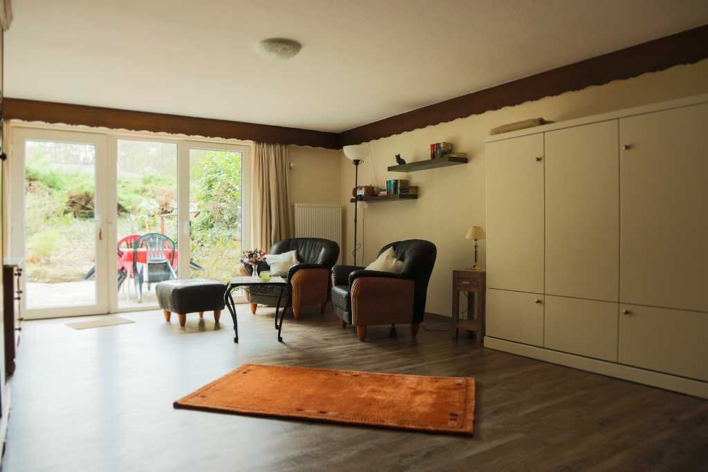Wohnraum der Ferienwohnung mit Schrank und Terrassentür