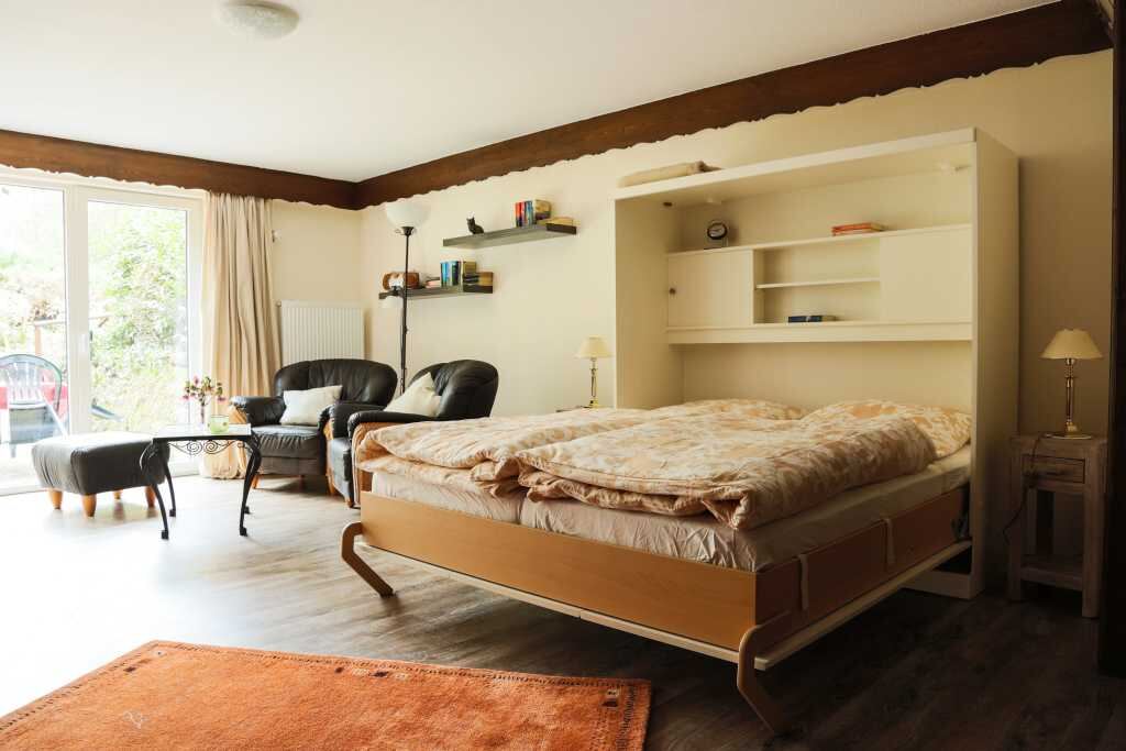 Wohn- und Schlafraum der Ferienwohnung mit Doppelbett und Sitzecke