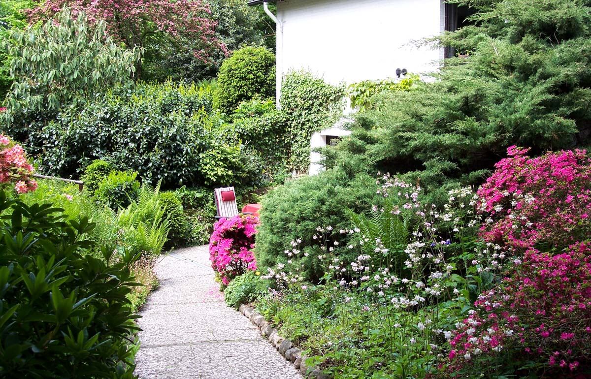 Blühender Garten am Haus